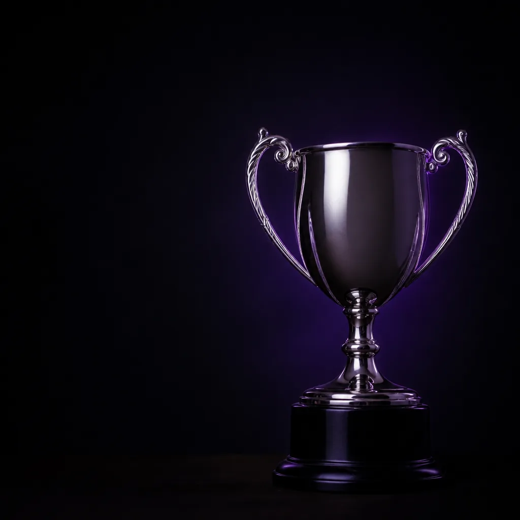 Trofeo plateado con brillo violeta sobre fondo oscuro